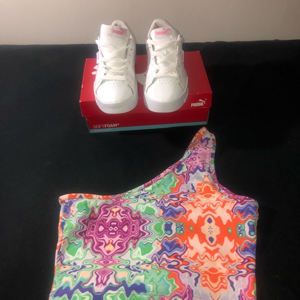 2fer Pumas sneakers and top